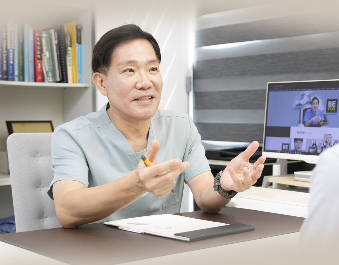김동하 원장이 상담을 하는 모습